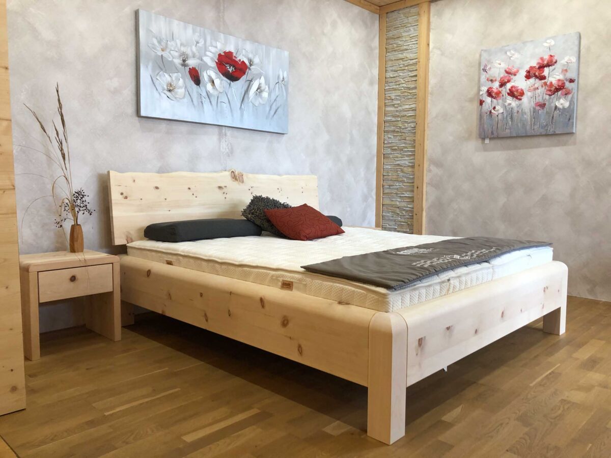 Zirbenbett Modell Linderhof Wunderschön gerundetes Zirbenbett